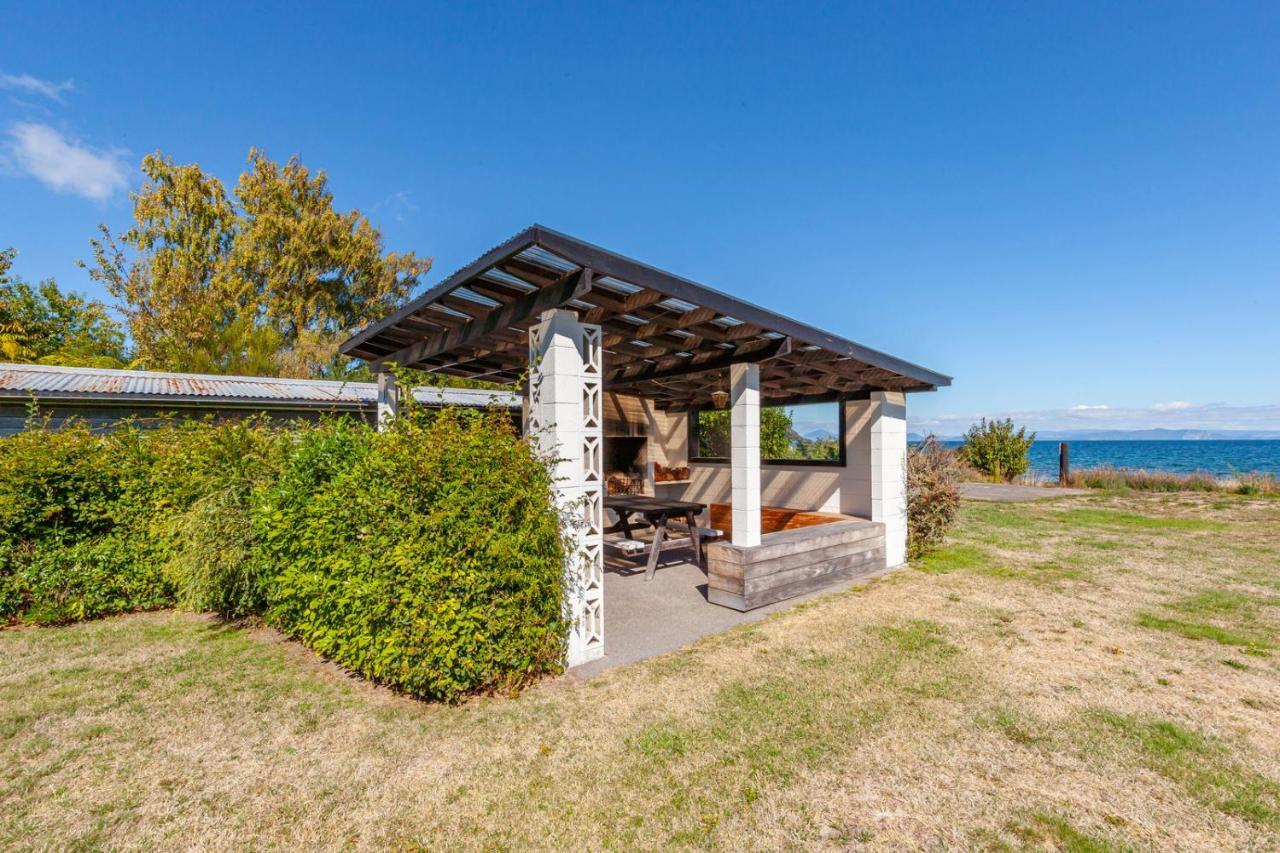 Lakefront Villa - Waitahanui Holiday Home Exterior photo